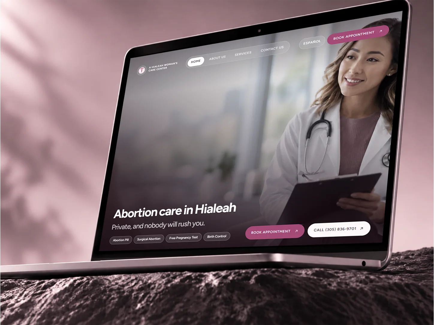 El sitio de A Hialeah Woman’s Care Center en una laptop
